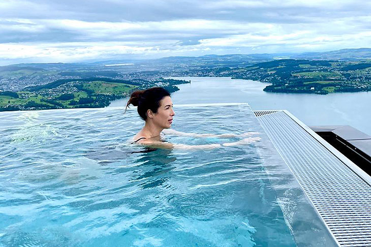 Alexandra Polzin im Infinity Pool des Hotel Bürgenstock Hotel & Alpine Spa (©Foto: Privat)